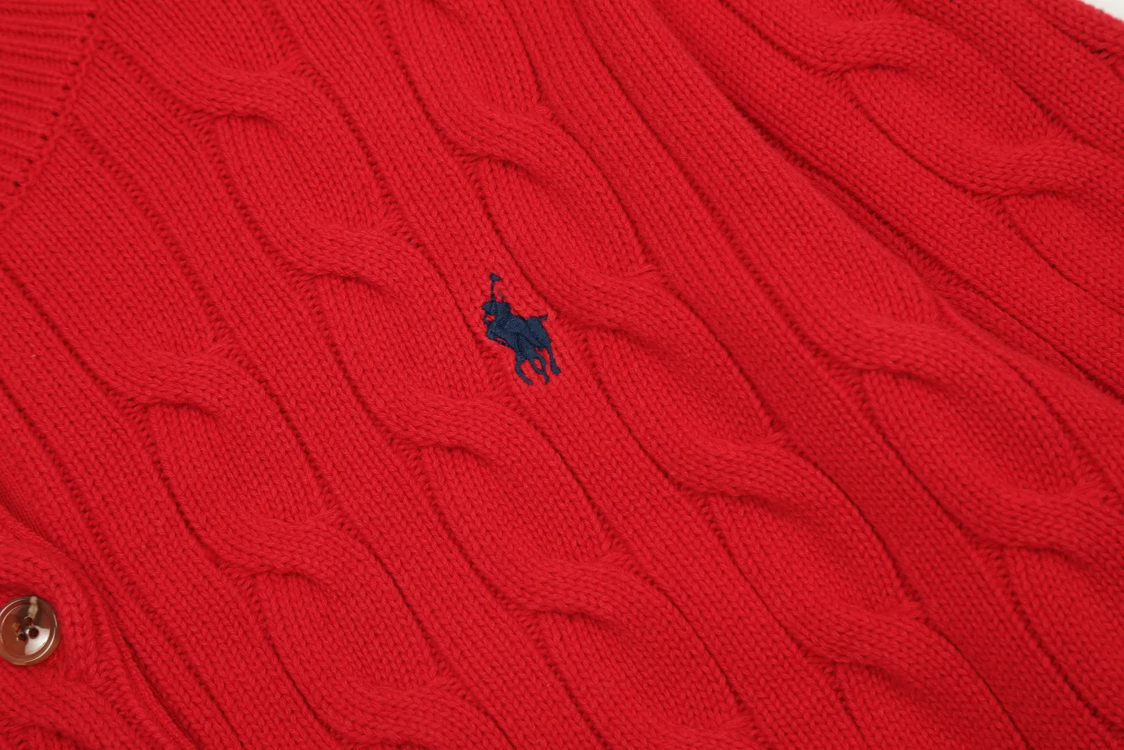 🅿️230 "Top quality" Style number: DS006# [Ralph Lauren round neck solid color pony embroidered logo twist knitted cardigan] ✅Ralph Lauren classic basic versatile knitted cardigan jacket for all seasons ✅Main supplier platform live broadcast Wholesale entity Replacement if out of stock No removal from shelves ✅ZP quality 1:1 version Scan code to enter the GF website Counter quality ✅Detailed quality The only one in Guangzhou Imported quality cotton yarn Focusing on high-end, cost-effective, and good quality. Needless to say, the version is restored to the original version. The maximum size can be worn up to 160 pounds. Loose, comfortable and stress-free. ✅The upper body is simple and easy to match. A must-have for goddess ootd. Good-looking clothes are never picky. A must-have in the goddess’ wardrobe. Size: S-XL. Color: Black, navy, off-white, gray, light blue, light pink, colorful blue, khaki, bright yellow, purple, Chinese red, turquoise green.
